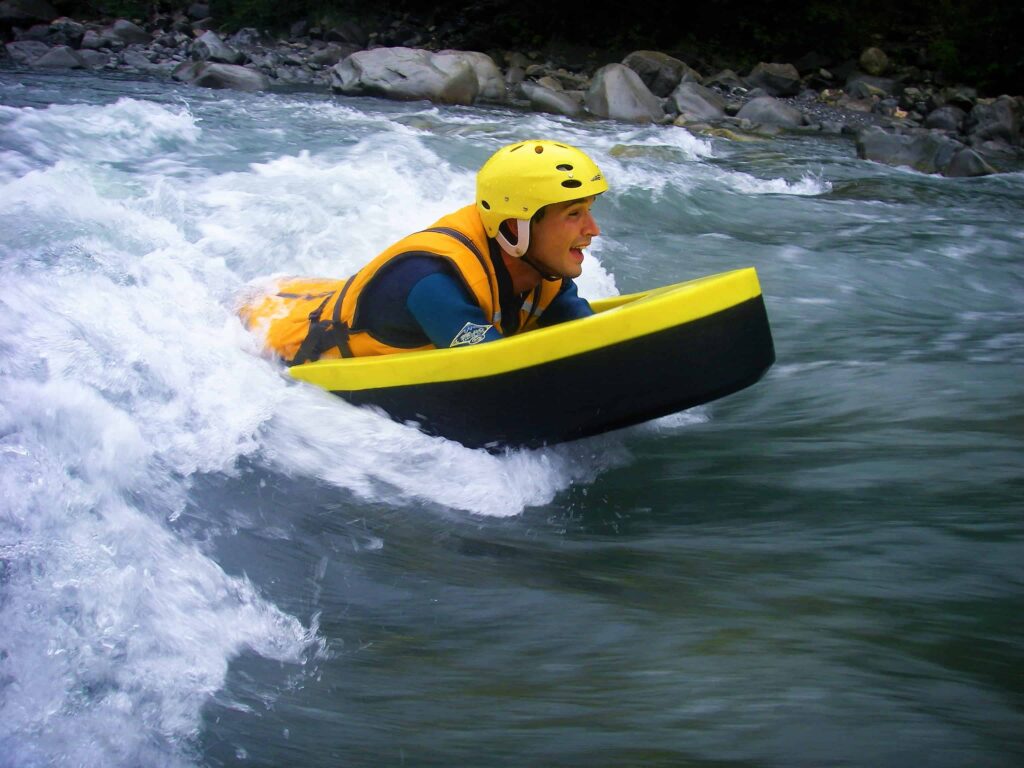 Découvrez le surf en hydrospeed sur l'Ubaye proche de Barcelonnette;