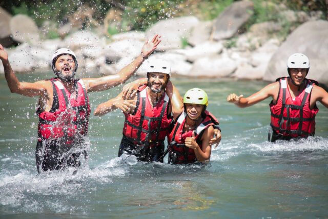 Heureux sont les descentes en rafting proche de la Durance