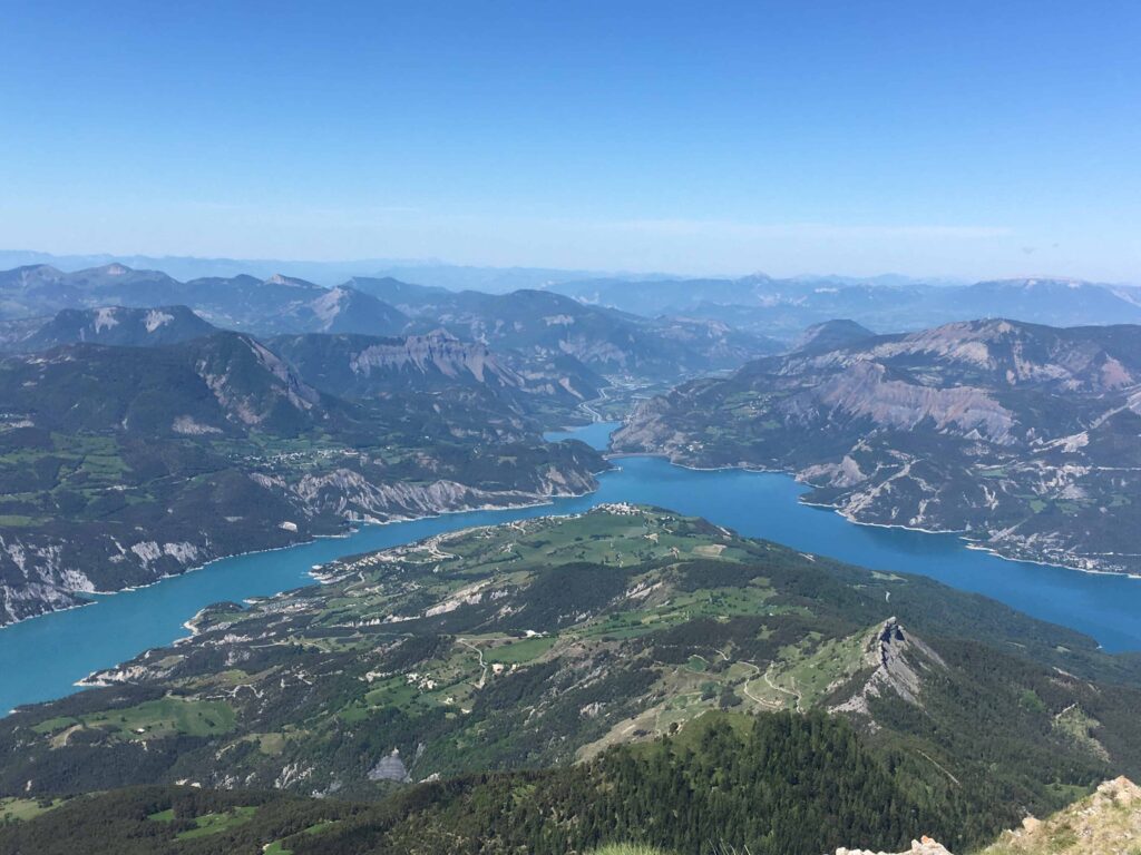 Admirez une vue incroyable du lac de Serre Ponçon à 5 min de crazy water rafting.