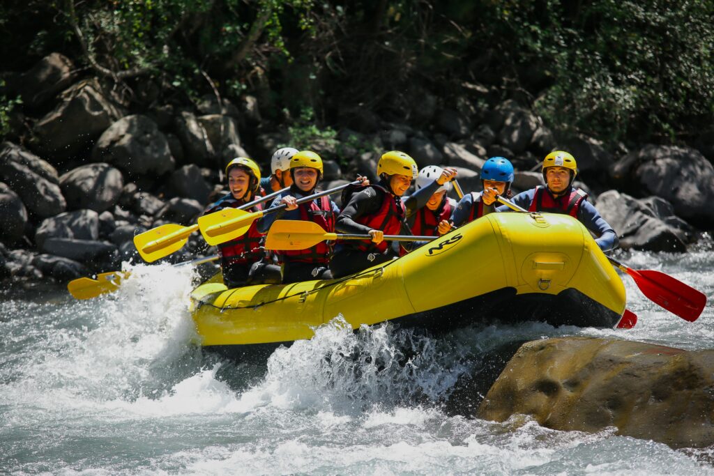 Allez la famille, venez explorer la nature sauvage de l'Ubaye en rafting dans la vallée de Barcelonnette.