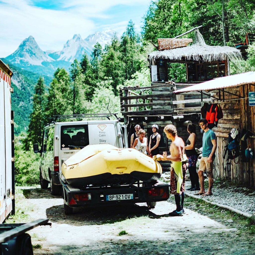 Base de crazy water rafting au Lauzet Ubaye 04340