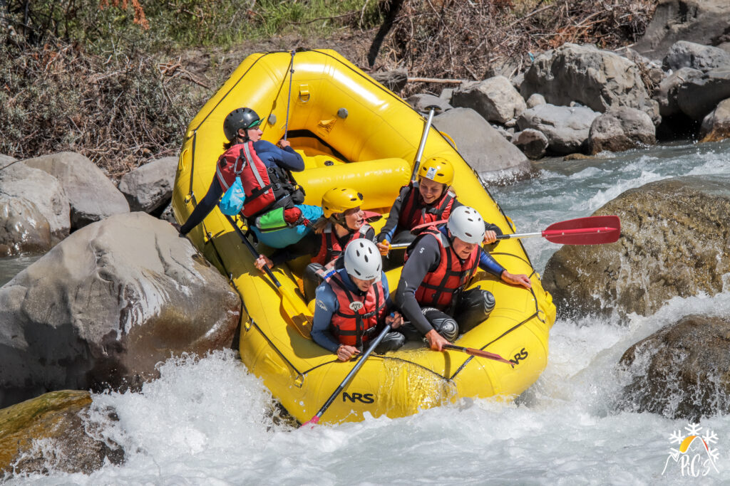 Qu'est-ce que c'est le Rafting ? Plongez dans l'Ubaye en bateau gonflable équipé d'une pagaie et profitez de magnifique paysage entre Barcelonnette et le Lauzet