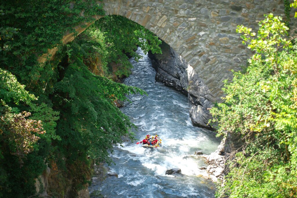 Partez en rafting dans le 04 sur l'Ubaye, l'aventure Crazy a Serre Ponçon 