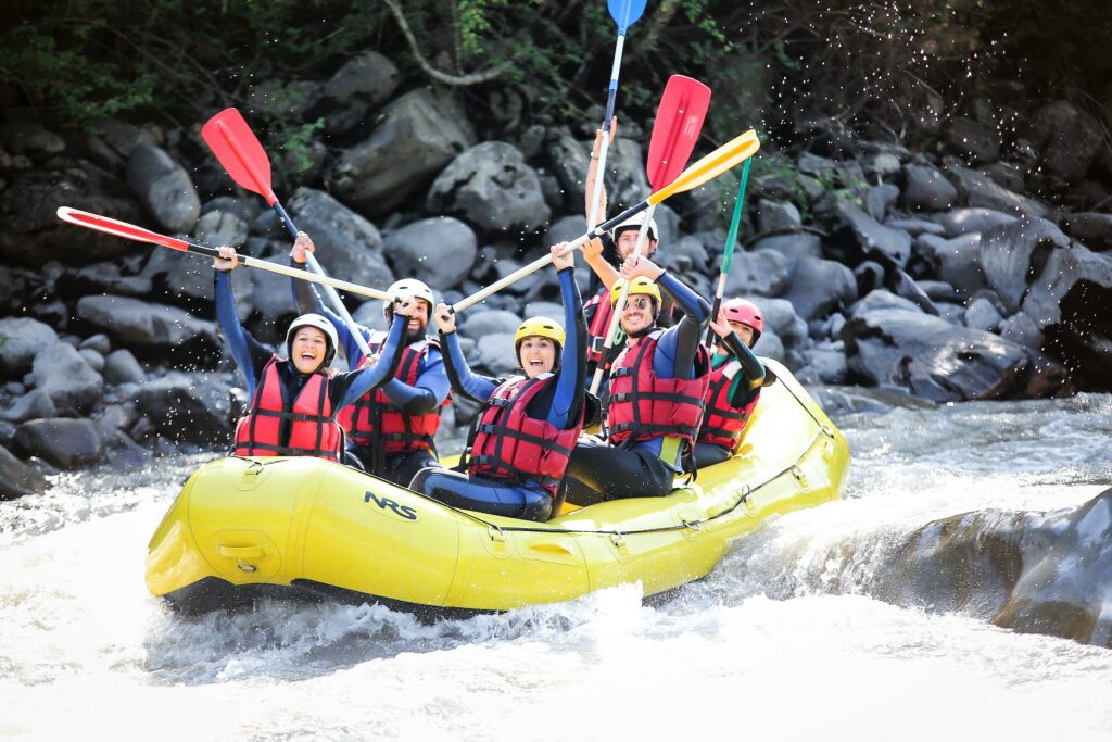 Descente de Rafting en Famille à Barcelonnette pendant un stage multisports outdoor à serre ponçon