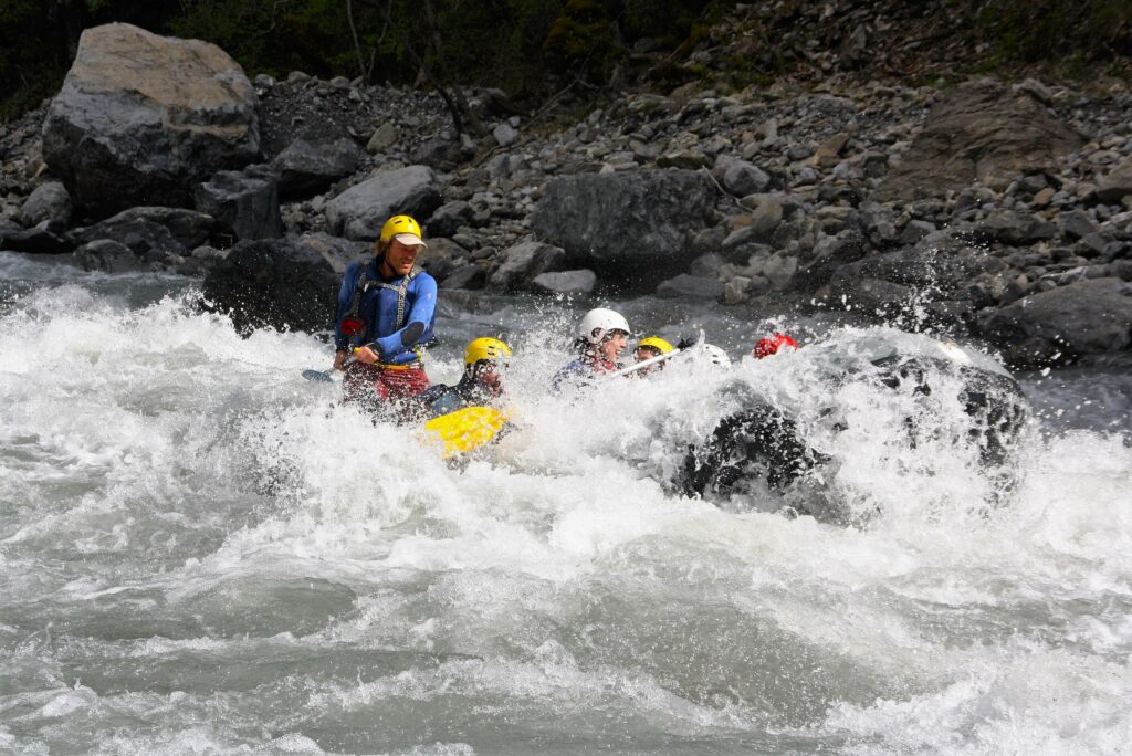 Photos of the descent of a rapid on the Ubaye, during a practical day of Rafting at Lake Serre-Ponçon.