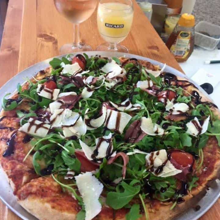 Mangez une Pizza à Ubaye Serre Ponçon face au montagne du Lac.