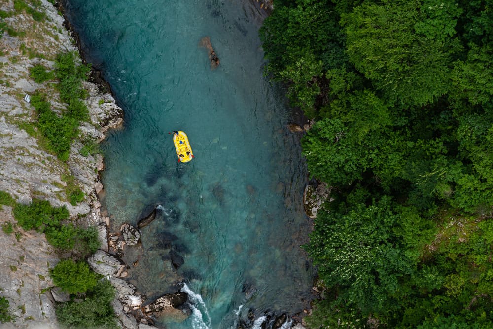 stress en rafting - photo d'un bateau vue en drone