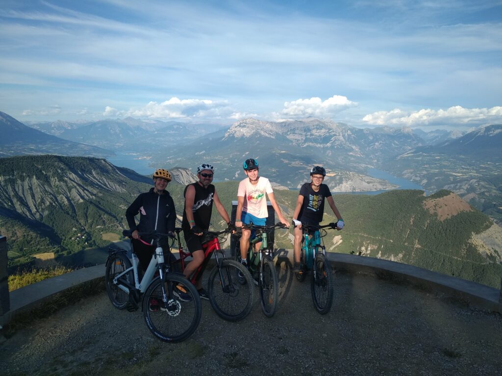 Profitez d'un stage multisport outdoor pour découvrir le VTT électrique au lac de serre Ponçon