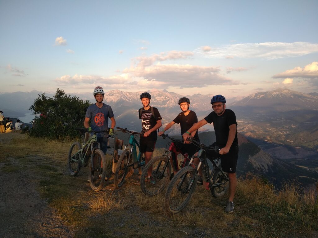 Panoramisch uitzicht op het meer van Serre Ponçon, in de Zuidelijke Alpen. Toegang per elektrische mountainbike