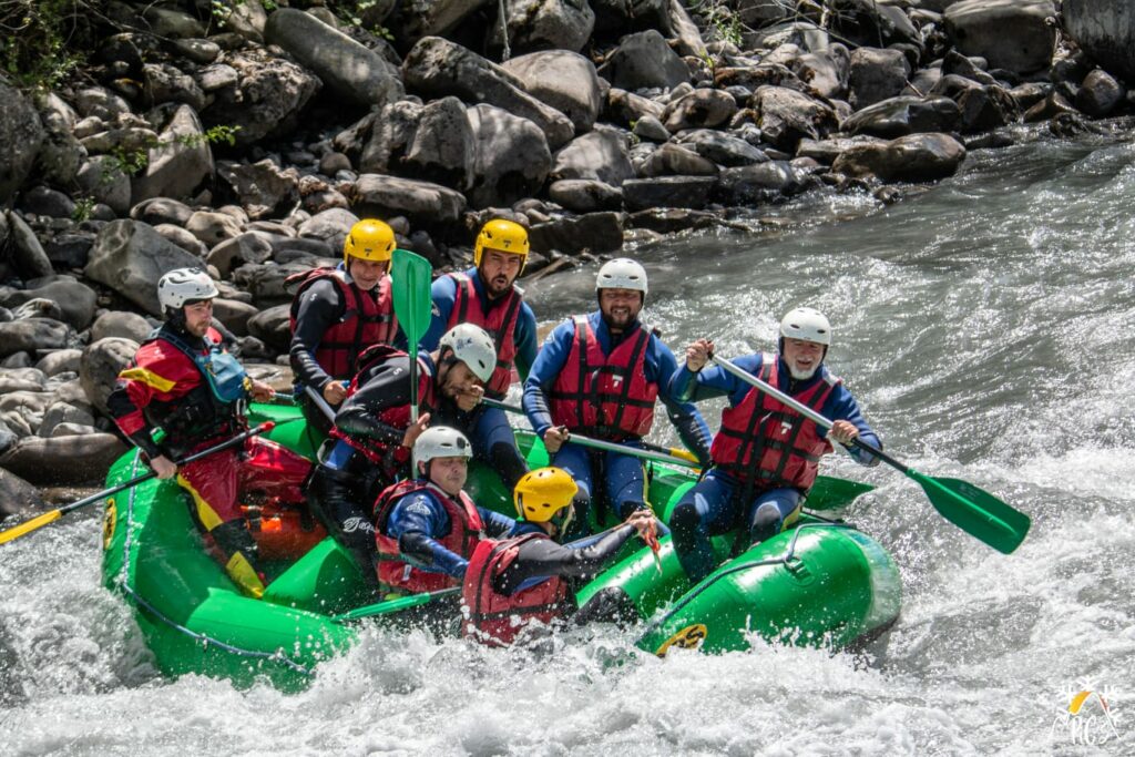 La pratique du rafting au lac de Serre-Ponçon est l'activité phare prés de Gap