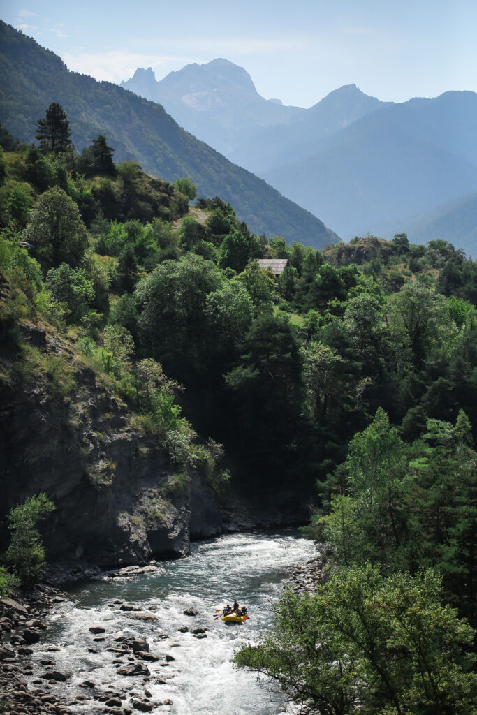 In the Alpes de Haute Provence 04 come and take part in a rafting descent at Lauzet Ubaye.