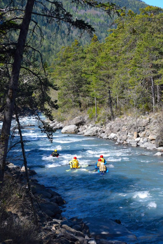 Afdaling van wildwaterzwemmen in de Alpen