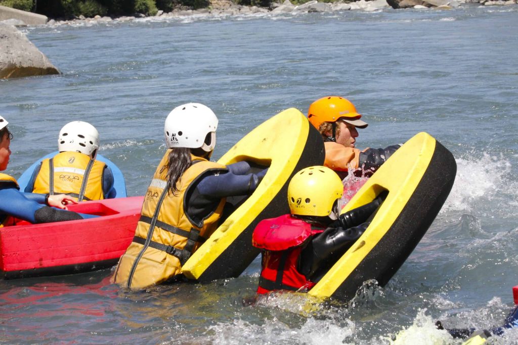 Groupe de nage en eau vive prêt à partir