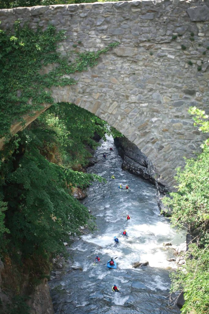 Pont médiévale au lauzet ubaye avec le passage des hydrospeeds