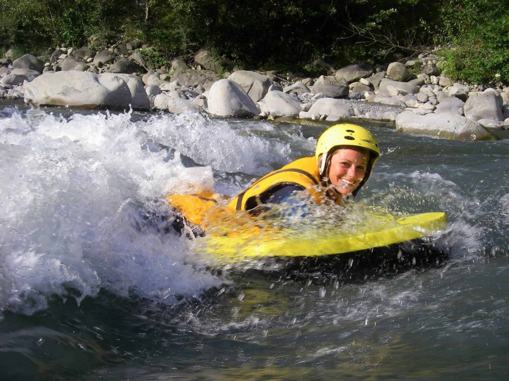 Surf en hydrospeed pendant un stage multi-activité