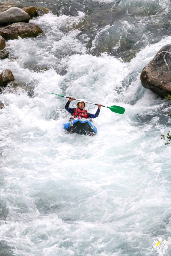 Kayak raft sur l'Ubaye dans le rapide de Barcelonnette