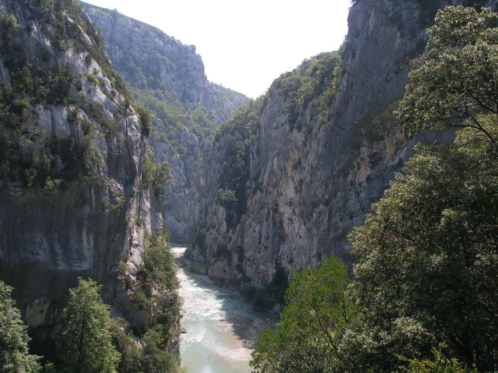 Gorge du Verdon en rafting, on peut apercevoir le verdon qui coule entre deux grande gorges