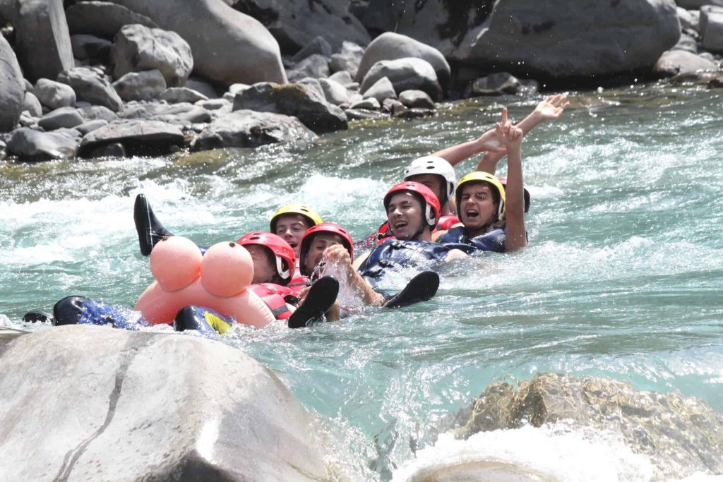 hydrospeed pour un EVG EVJF : un groupe qui descend la rivière en flotting avec une bouée