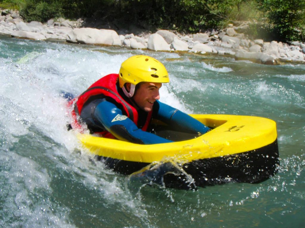 Surf en nage en eau vive - heureux de surfer la vague