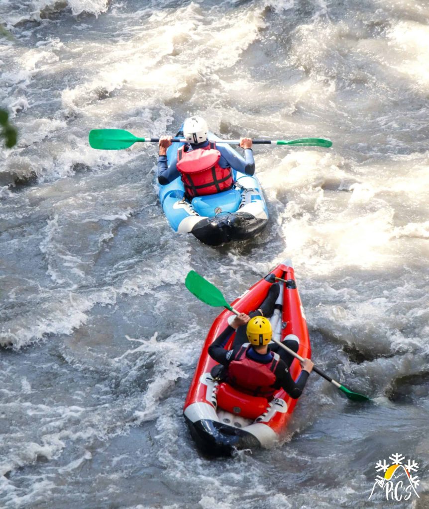 Kayak gonflable en action dans la vallée de Barcelonnette