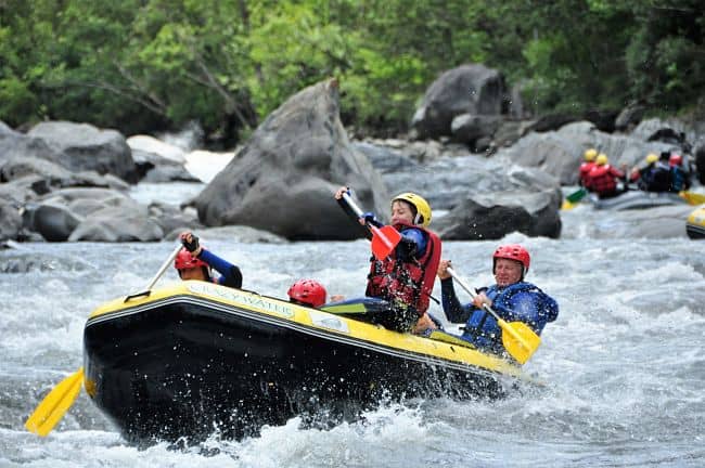 Activité raft en famille à Barcelonnette dans le rapide de la dent du requin.