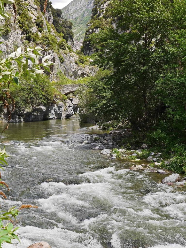 la Roya qui coule tranquillement en passant sous un pont médiéval