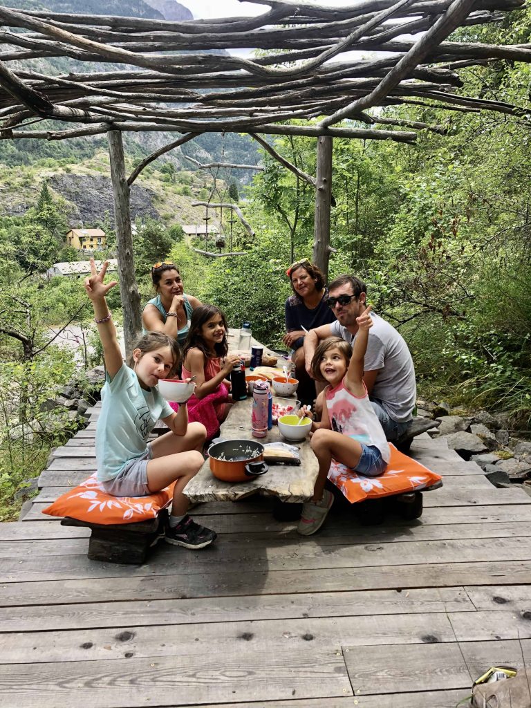 Activité en Famille à Serre Ponçon après la descente en rafting on bois un verre sur la terrasse de crazy water 
