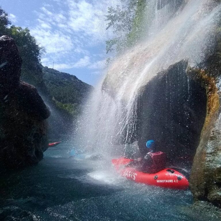 What is packraft? Come and discover bivouac kayaking on the Ubaye