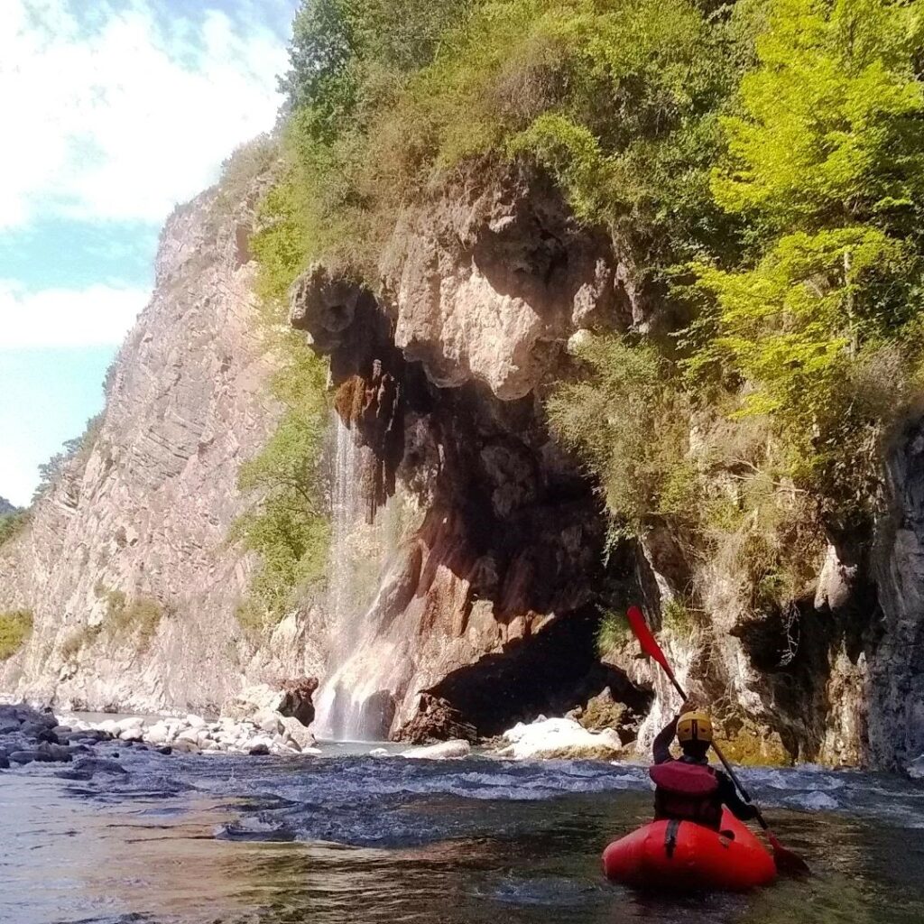 Venez découvrir Le Packraft sur l'Ubaye, c'est une nouvelle activité prés de Barcelonnette