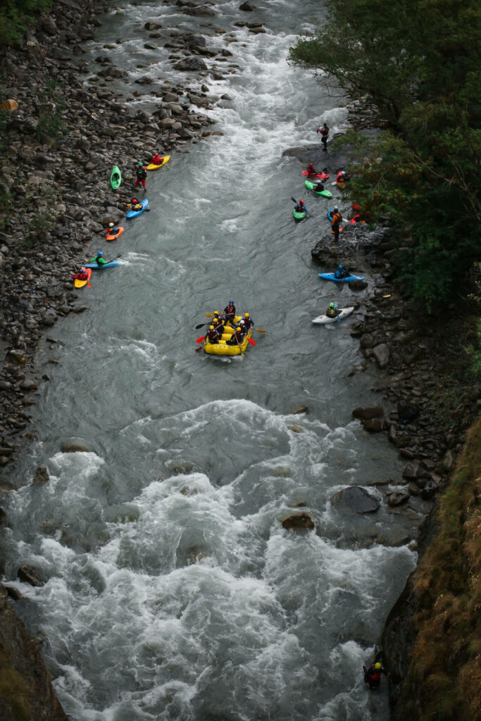 un rafting qui descend la rivière de la Durance.