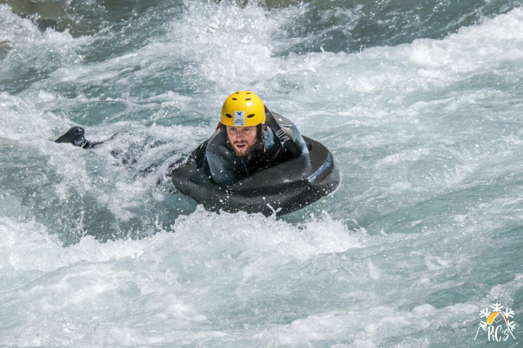 Stage d'eau vive dans les Alpes, avec son hydro noir.
