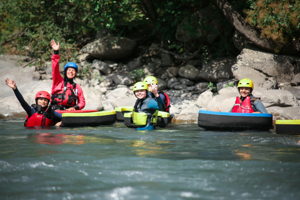 Hydrospeed à Barcelonnette sur l'Ubaye se pratique avec les enfants, ici avec son casque jaune