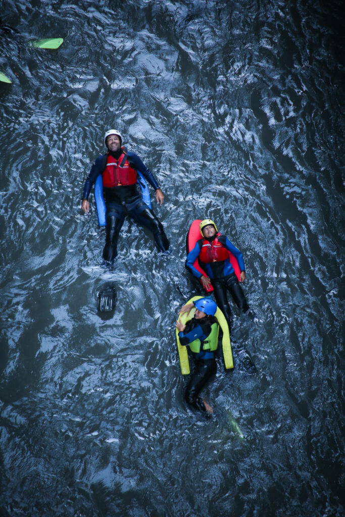 des nageurs pris en photo vu des gorges du Lauzet