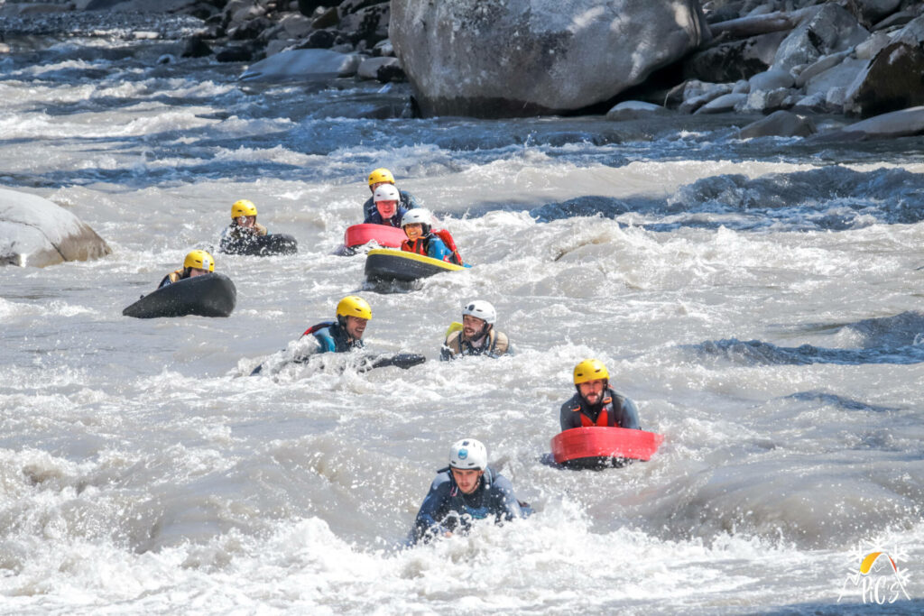 Nage en eau vive à Barcelonnette avec une équipe qui affronte les rapides de la rivière.