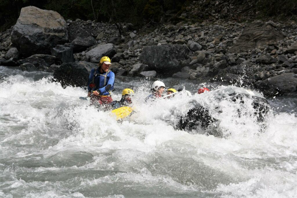 Raft Ubaye: the team has fun in a grey boat