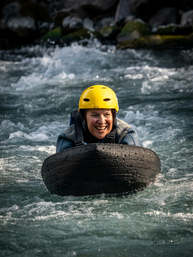 l'hydrospeed à barcelonnette une femme heureuse de découvrir de nouvelle sensation