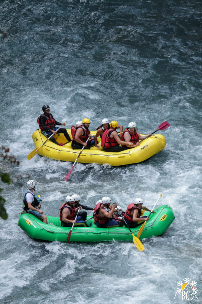 la pratique d'une descente en rafting sur l'Ubaye se fait en équipe 