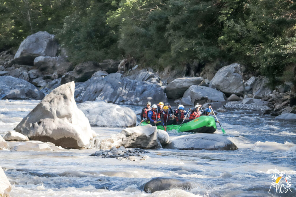 Rafting serre Ponçon - un raft vert à coté du rocher de la dent du requin