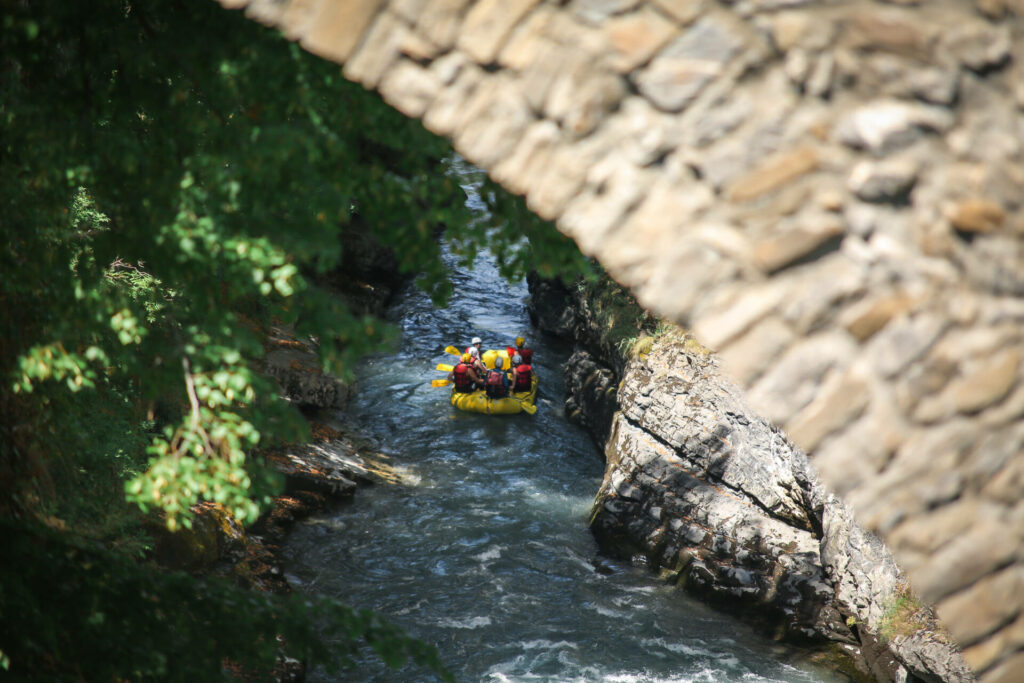 un raft jaune qui passe dans les gorges de l'Ubaye