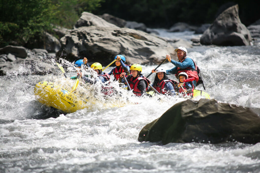 Raft Ubaye à Barcelonnette, une famille descend le rapide de la dent du requin