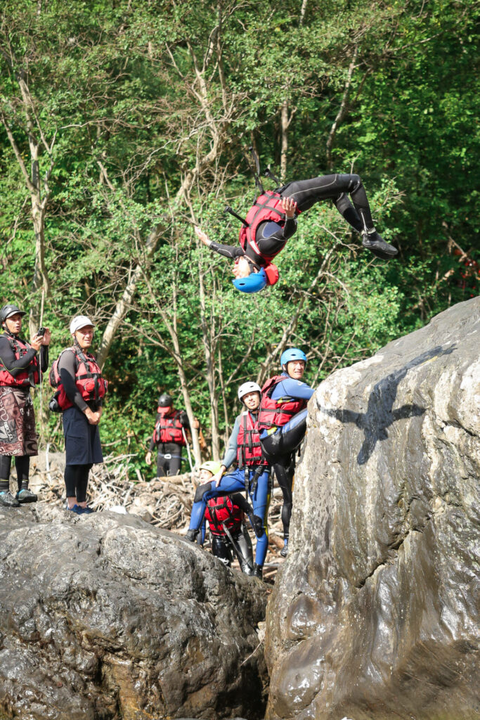 Divorce Party en rafting un rafteur saute du rocher dans la rivière ubaye