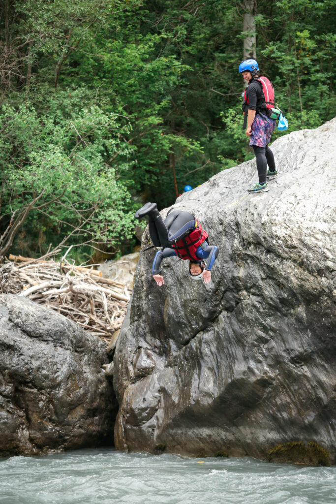 Saut du rocher en multi-activité