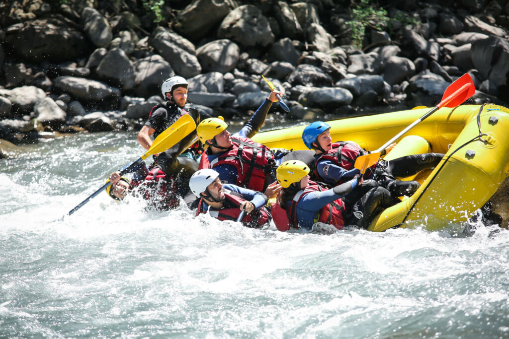 un raft à Barcelo qui bascule sur la rivière Ubaye