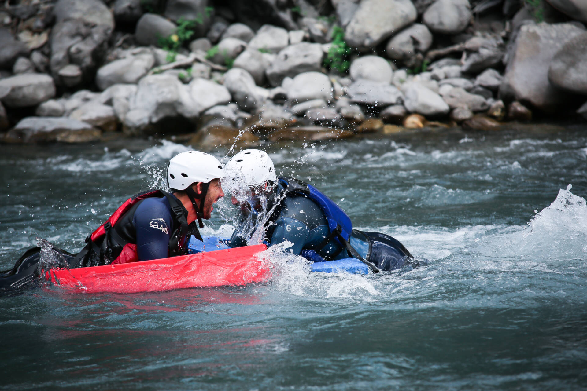 l'Hydrospeed sur l'Ubaye se pratique en équipe un rouge et l'autre noir.