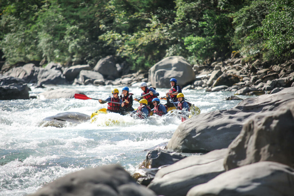 Le Rafting à Barcelonnette se pratique en équipe.