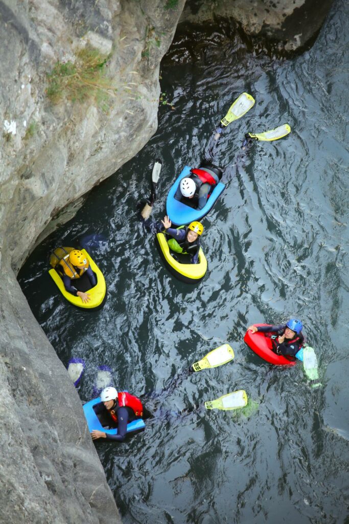 un groupe d'hydrospeed à barcelonnette dans les gorges de l'Ubaye où l'on peut voir plein de couleur.