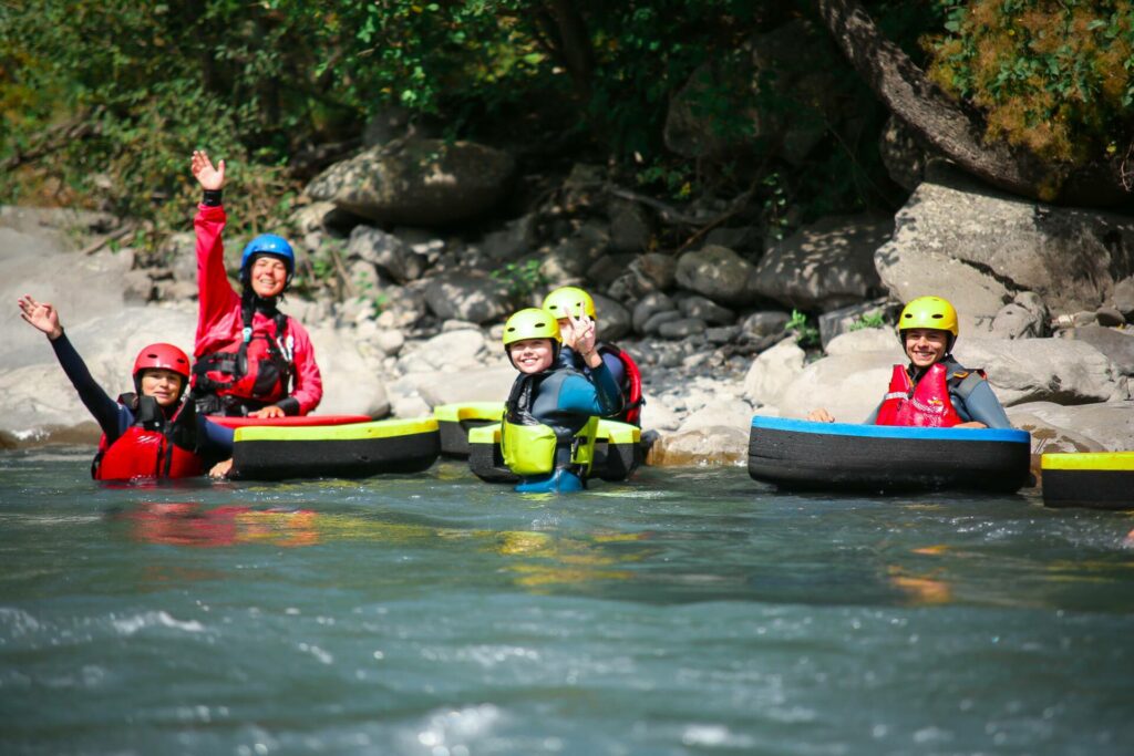 Wildwaterzwemmen Barcelonnette: de zwemmers kijken uit op de stroomversnellingen van de Ubaye