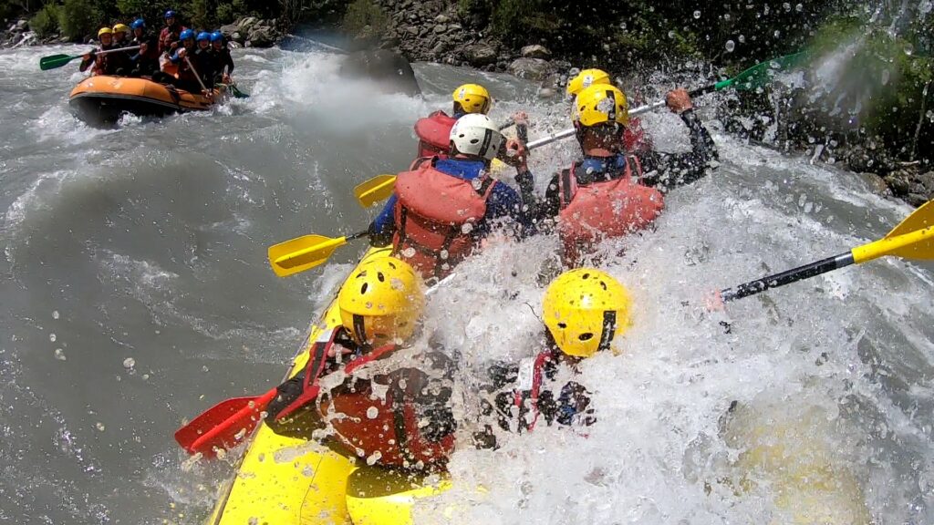 Un raft qui se remplis d'eau sur l'Ubaye