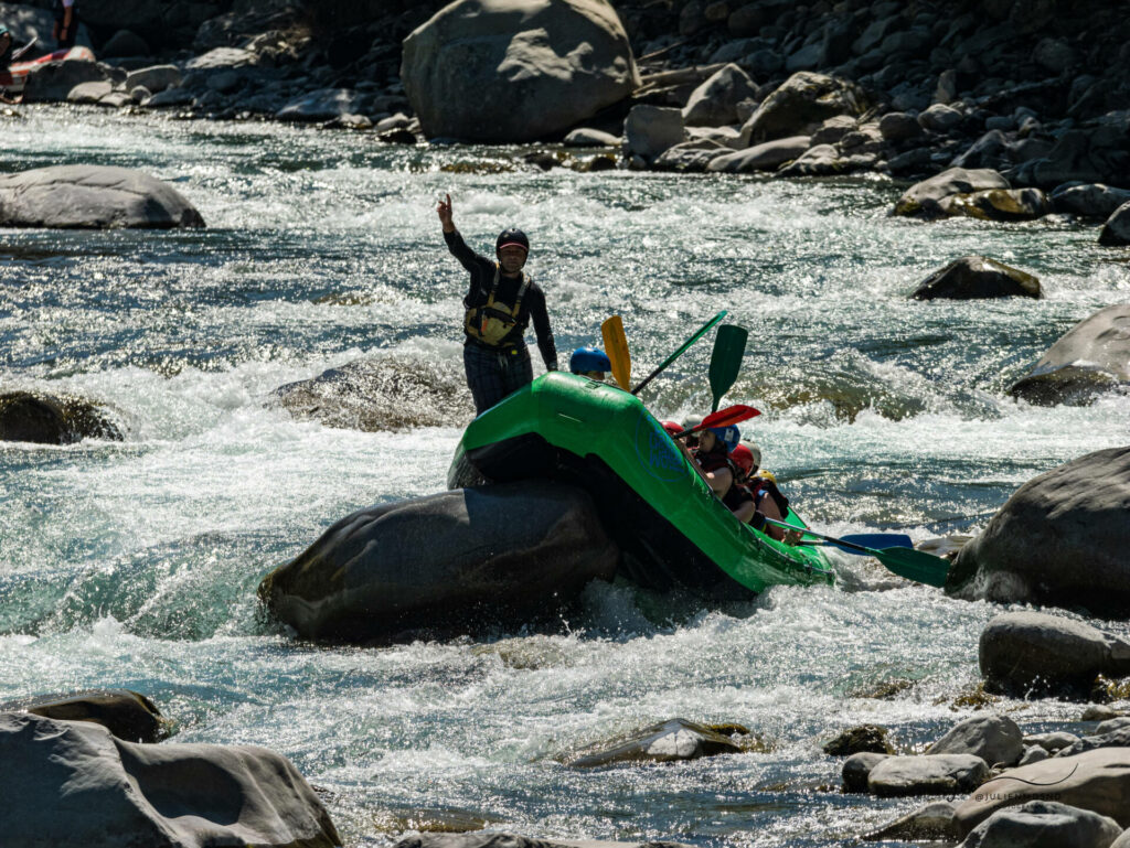 Descente en raft, ici le raft est sur un rocher