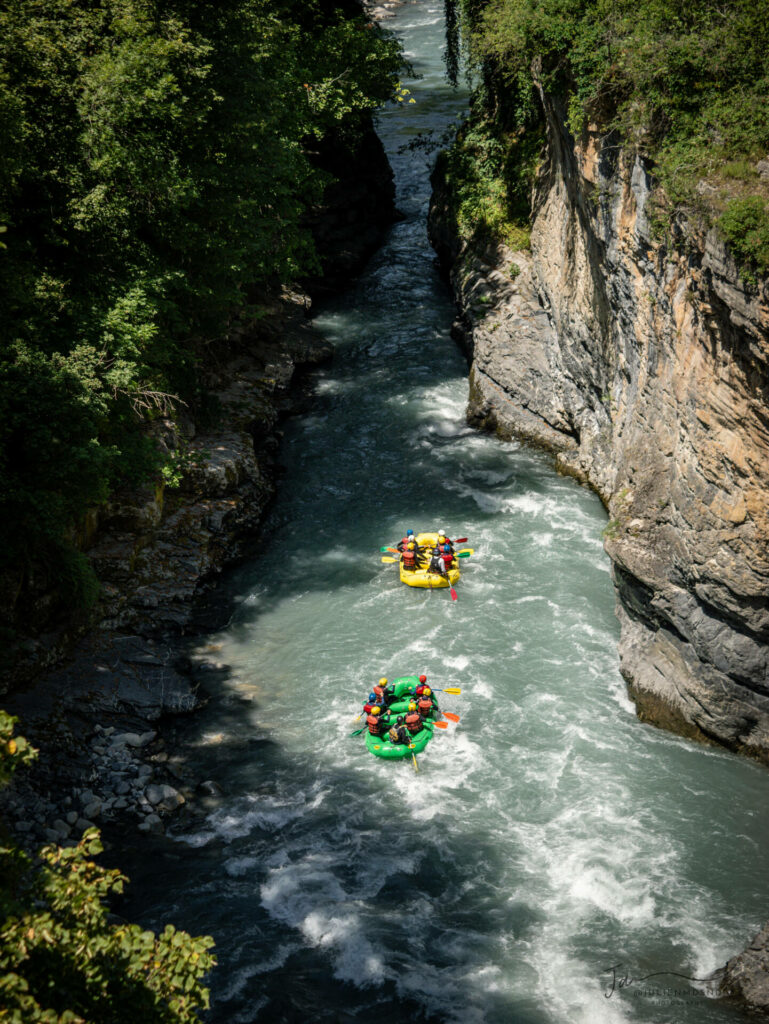 des raft jaune et vert qui passe dans les gorges du Lauzet